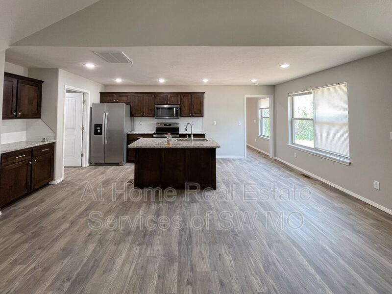 Building Photo - 644 S Southgate Dr