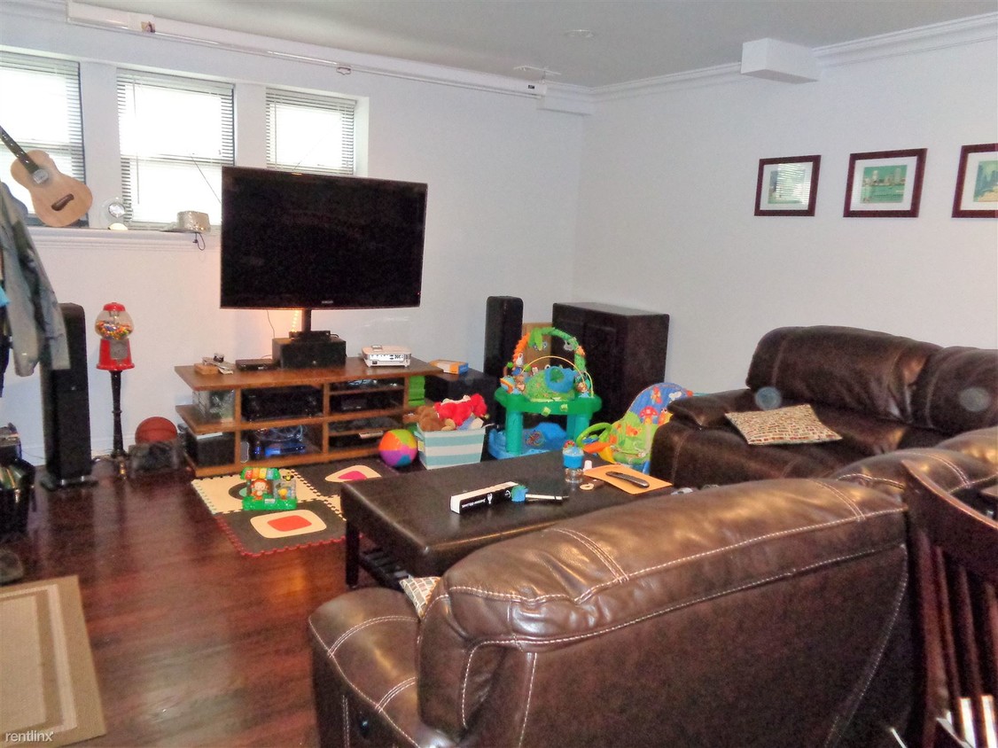 Primary Photo - 903 W Wolfram St