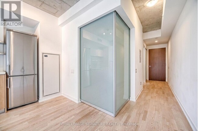Building Photo - 461 Adelaide St W