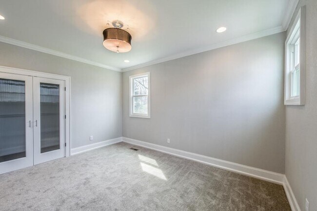 Building Photo - 4 Bedroom Charming Home in Historic Glenwood!