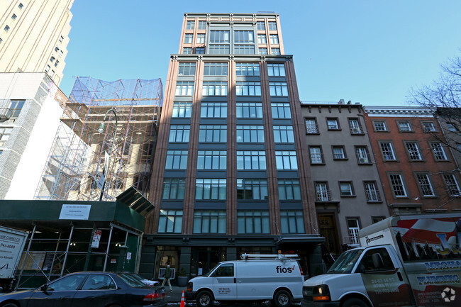 Building Photo - Village Green West