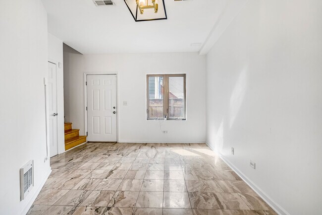 Foto del edificio - 3262 W Armitage Ave
