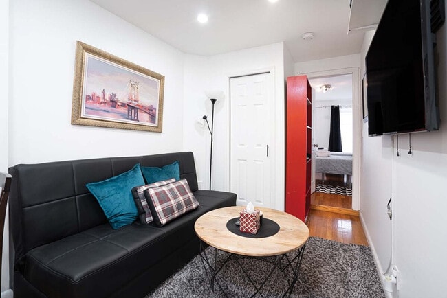 Building Photo - 305 E 104th St