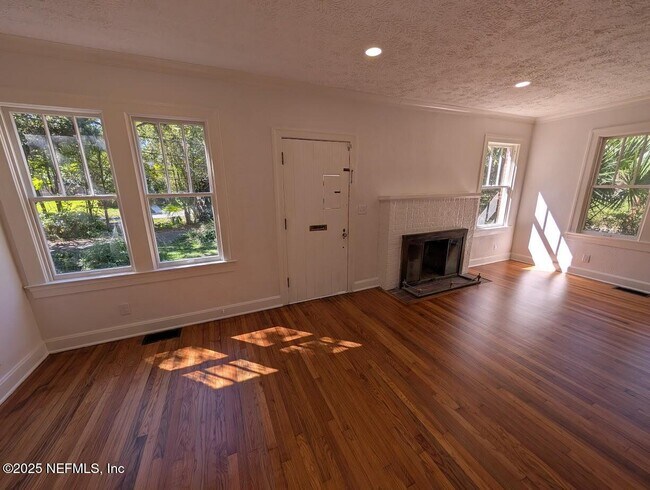 Building Photo - 1429 Azalea Dr