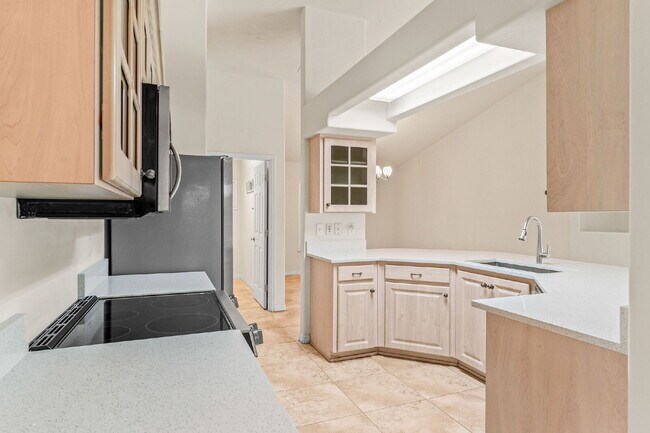 Building Photo - Scenic Comfort Awaits: Spacious 3-Bed, 2-B...