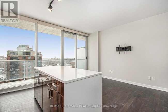 Building Photo - 300 Lisgar St