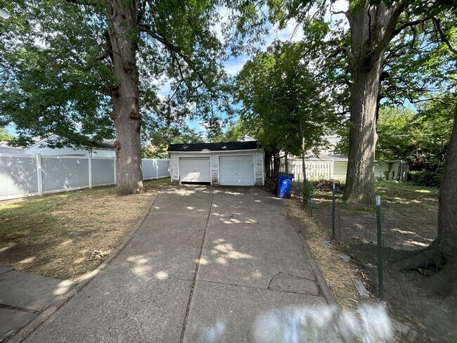 Foto del edificio - For August Move-In - West Blvd Area - 2 Bedroom Single Family Home