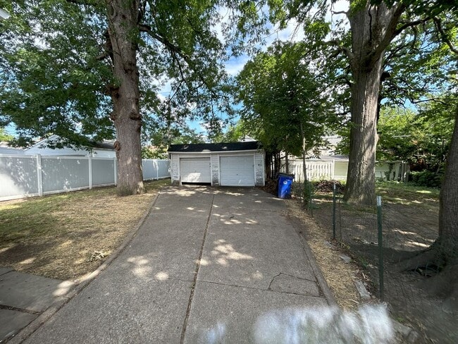 Building Photo - West Blvd Area - 2 Bedroom Single Family Home