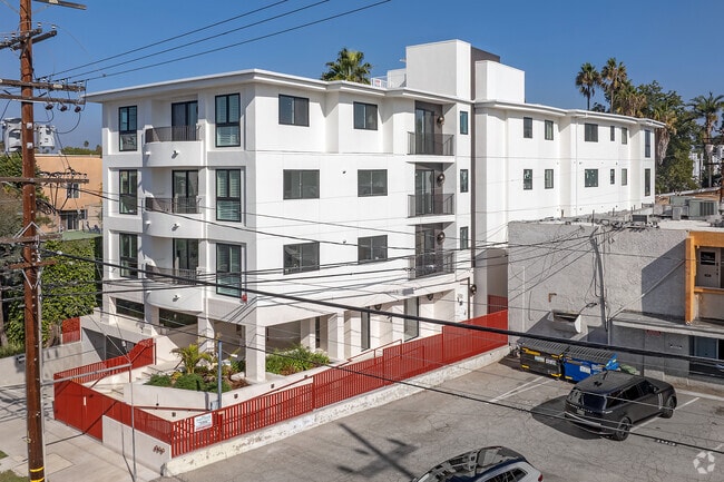 Building Photo - The Georgian Studio City