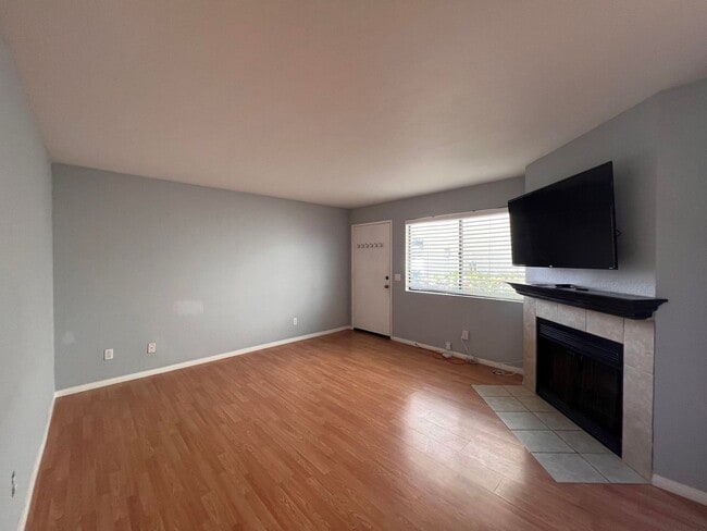 Building Photo - "Coastal Living Gem: 2 Bed, 2 Bath with Modern Touches, Yard & Prime Location!"