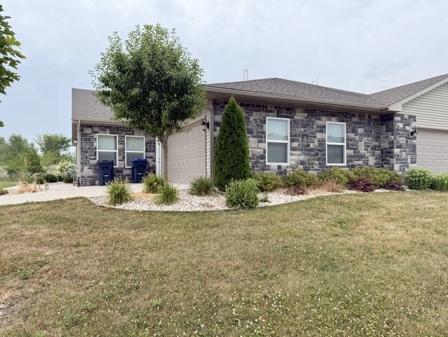 Building Photo - 745 Gene Dr