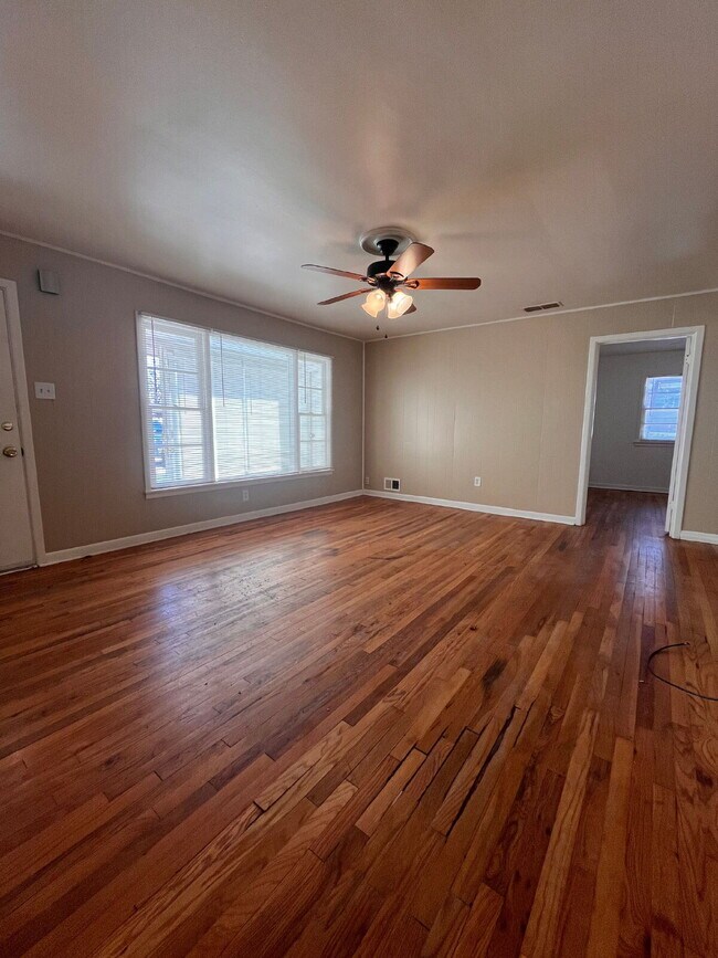 Building Photo - Cute 3 bedroom home with large backyard