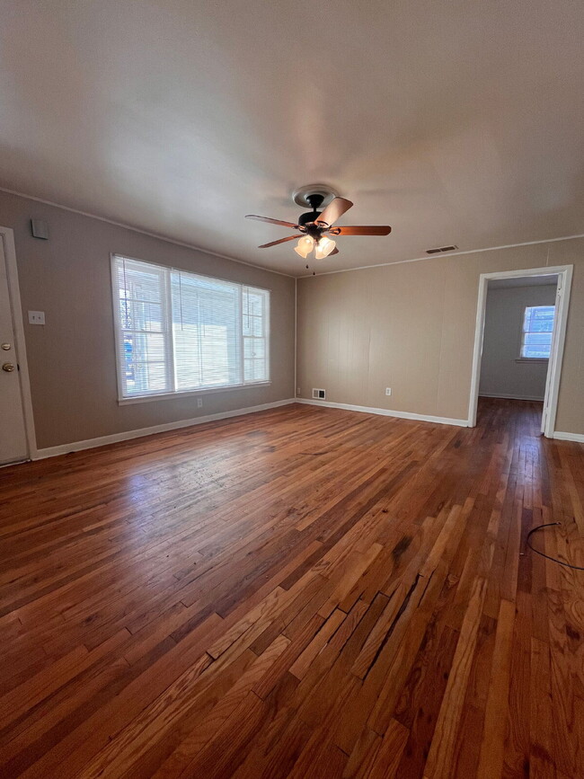 Foto del edificio - Cute 3 bedroom home with large backyard