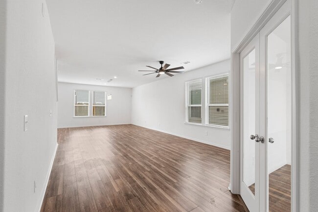 Foto del edificio - Spacious & Like-New 4-Bedroom Home with Mo...