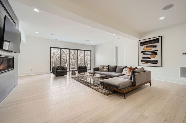 Foto del edificio - 600 Colebrook Ct NW