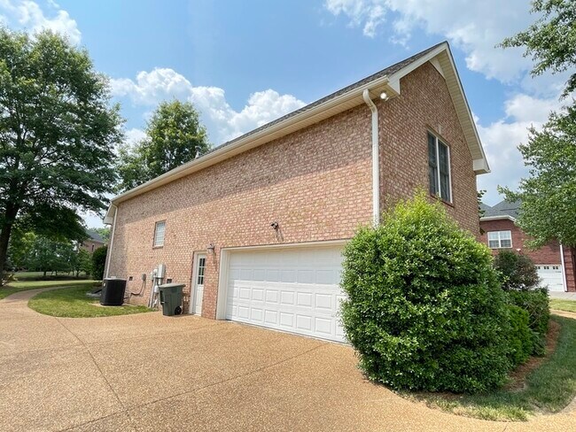 Photo - Wynbrooke home with large backyard, 2 car ...