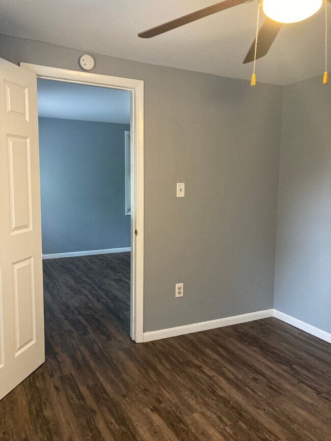Building Photo - 4 bedroom home Southside Muncie - New floo...