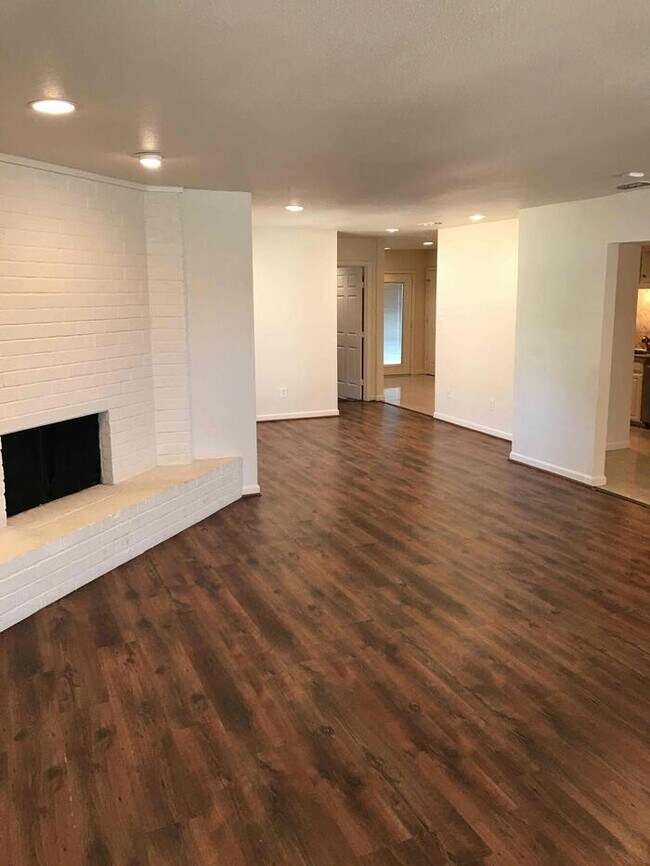 Building Photo - 1217 Meadow Creek Dr