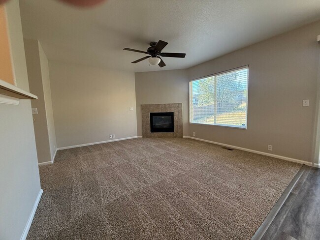 Building Photo - Stylish Comfort and Modern Living in the H...