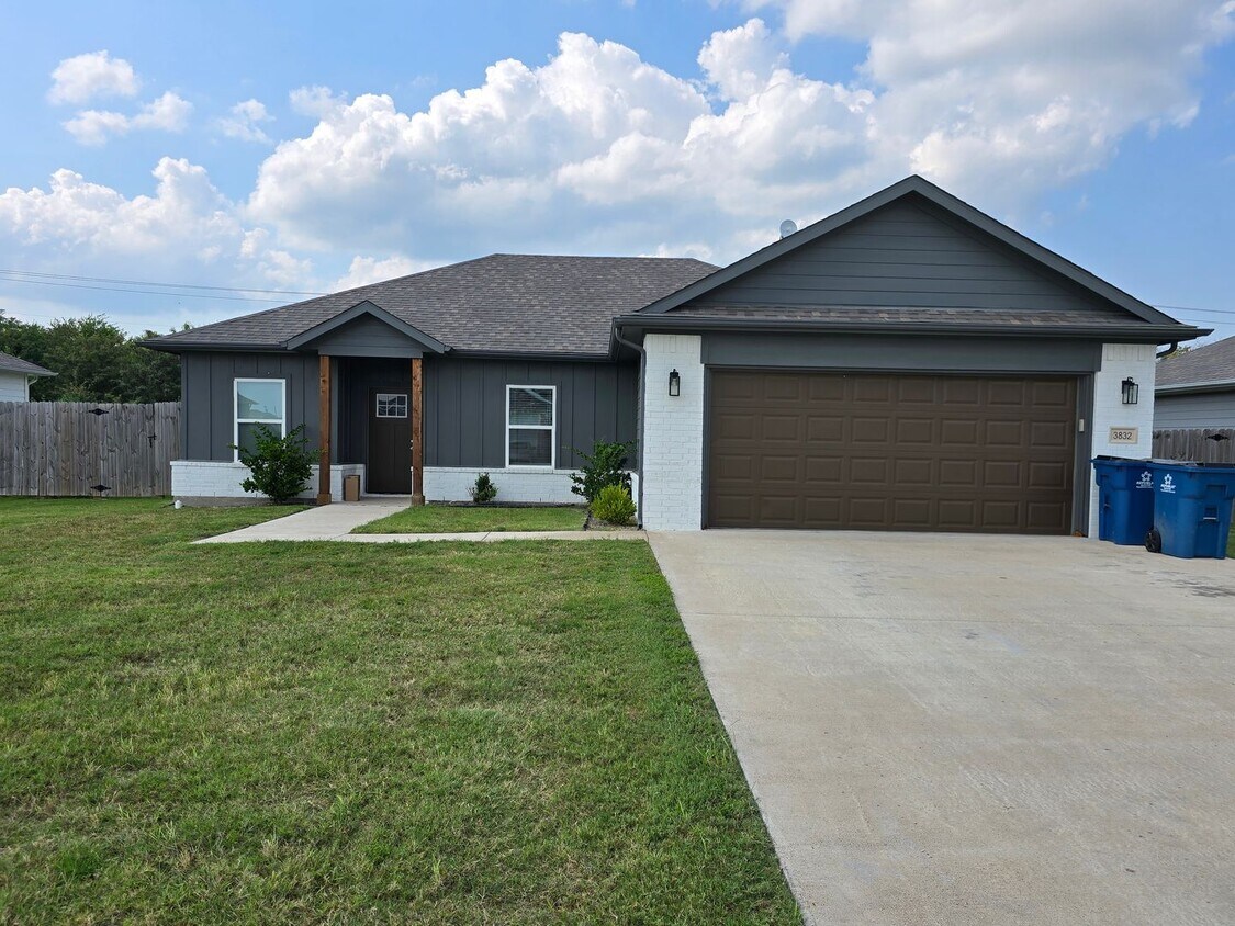 Foto principal - Beautiful 3 BR, 2 BA in Corsicana
