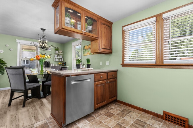 Building Photo - 302 E Wilson Ave