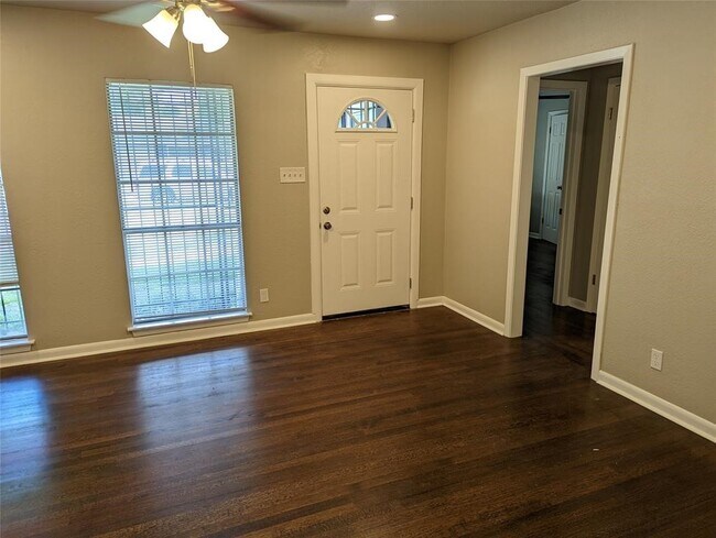 Foto del edificio - 5622 Elmlawn Dr