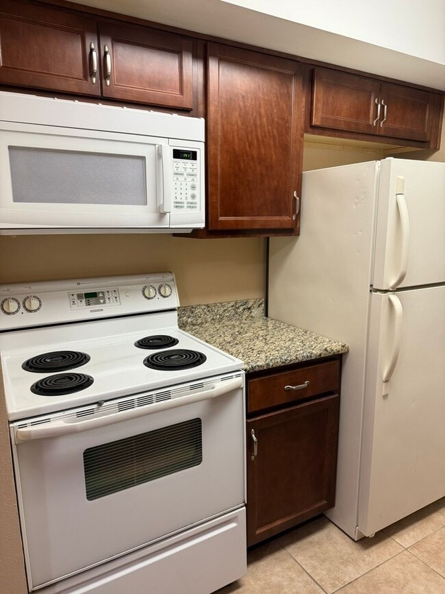 Building Photo - 1/1 Condo in Summit Village Casselberry