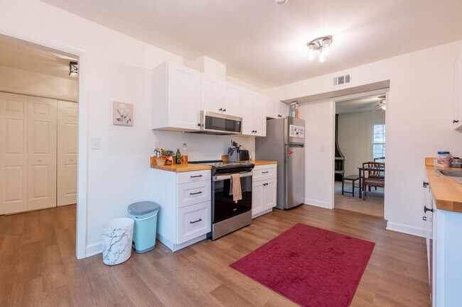 Foto del edificio - 4 Bedroom Townhome Available 07/01/24