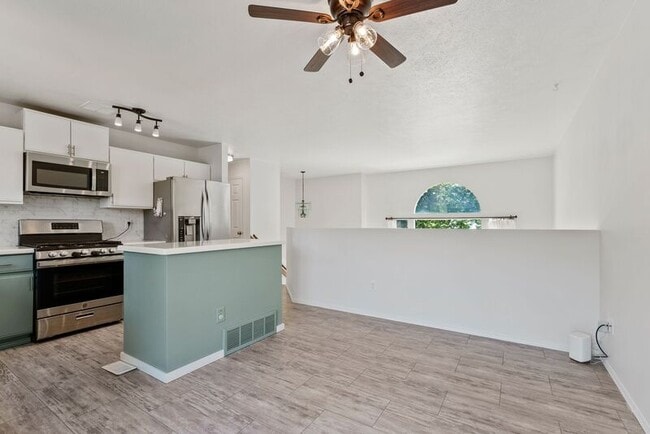 Building Photo - 2721 E Longfellow Ave