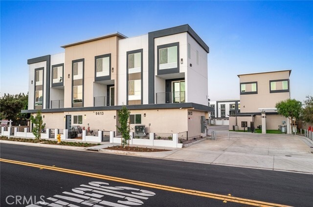 Building Photo - 9613 Juniper Ave