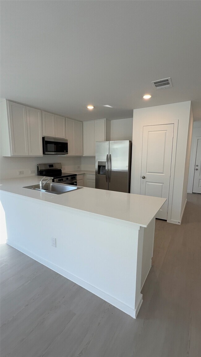 Building Photo - 331 Parkin Ct