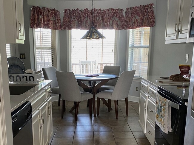 kitchen table - 976 Fuller Glen Cir