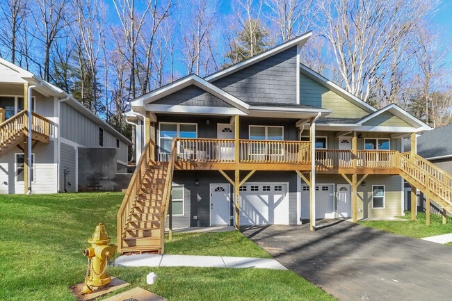Building Photo - 440 Little Sycamore Ln