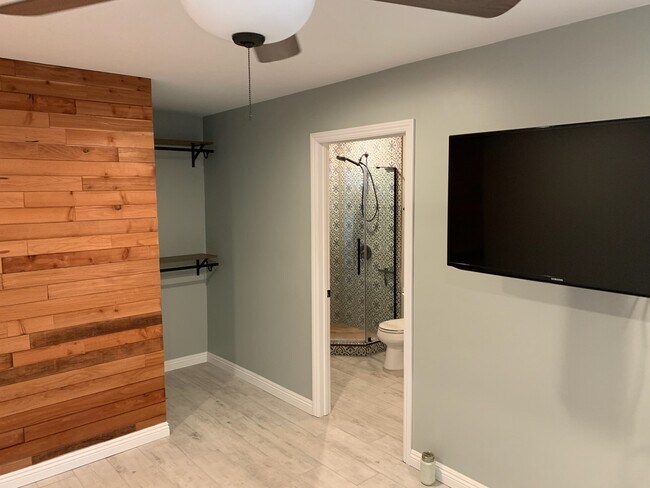 Pared de madera - 619 Stork St