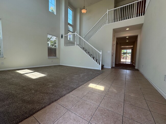 Building Photo - Gorgeous 3 Bed / 2.5 Bath Home in Desirabl...