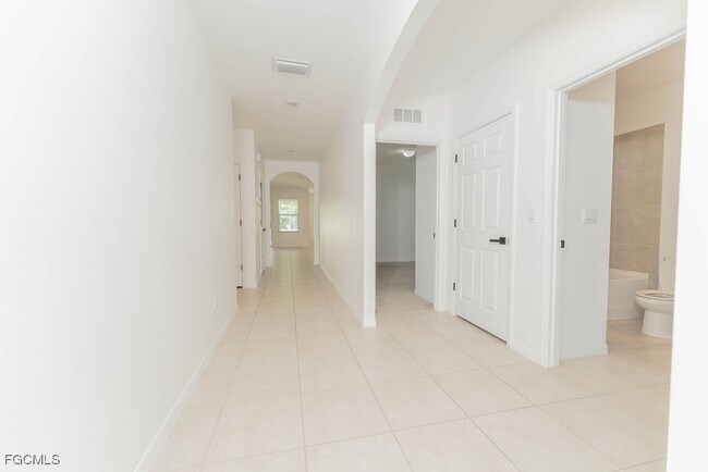 Building Photo - 526 SE 20th Ct