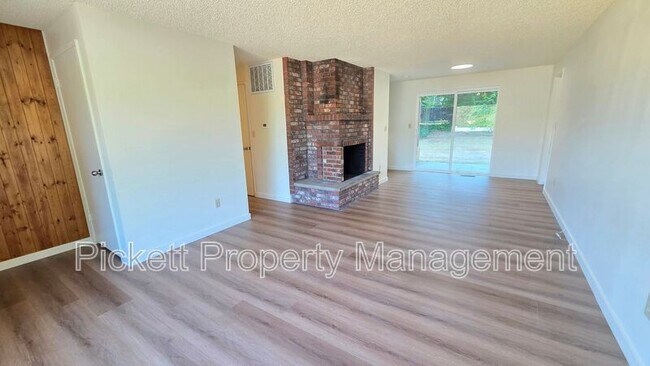 Foto del edificio - 6237 Sunset Ave NE