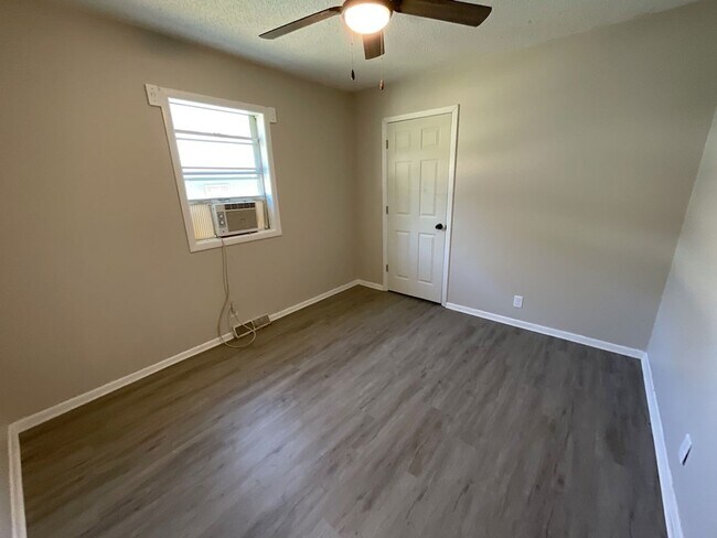 Building Photo - Leasing