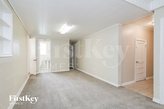 Foto del edificio - 1621 Mockingbird Ln