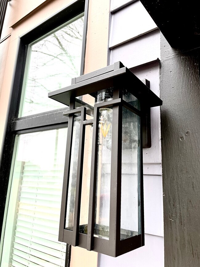 Iluminación mejorada - 2511 N Hamilton St