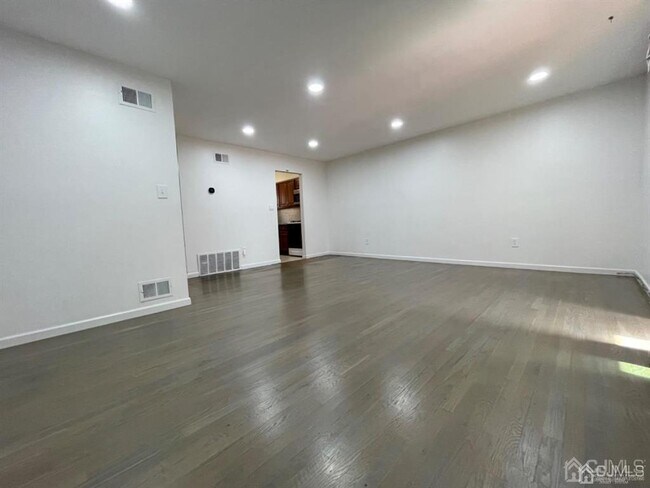 Building Photo - 115 Redbud Rd