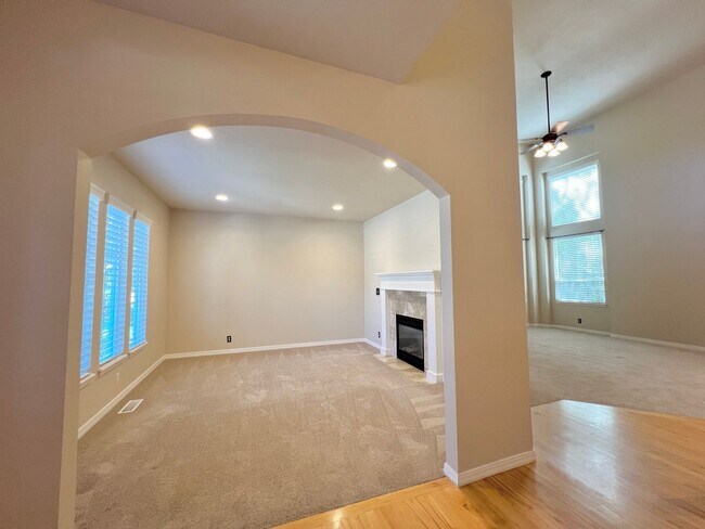 Foto del edificio - 5 Bed 3 Bath Bridge Tower Beauty