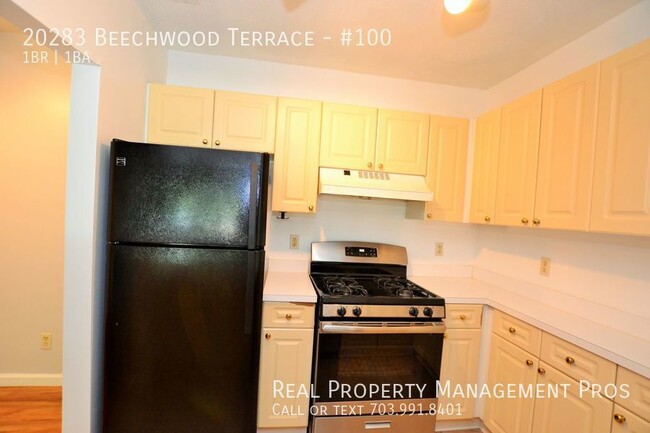 Building Photo - 1 Bedroom 1 Bath Ground Floor Unit For Ren...