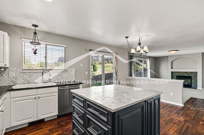 Foto del edificio - Spacious Home with gorgeous kitchen and ce...