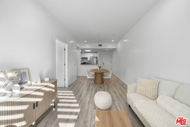 Foto del edificio - 1229 S Kingsley Dr