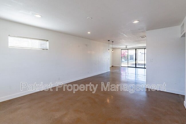 Building Photo - 3922 E Fairmount Ave