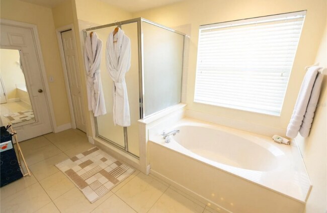 Building Photo - 423 Sandringham Ct