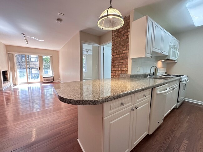 Building Photo - 435 W Oakdale Ave