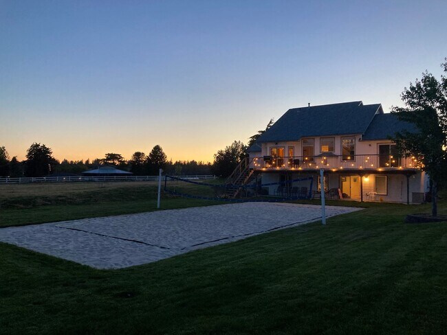 Foto del edificio - Beautiful Tri-Level Living on 5 Acres!
