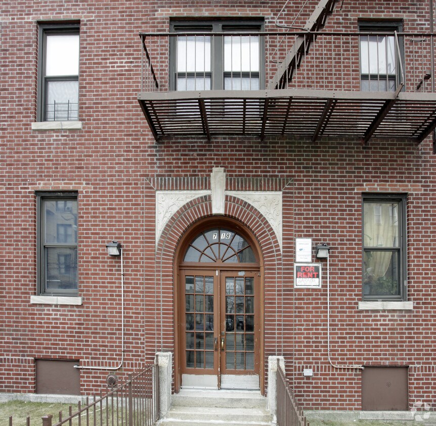 Foto del edificio - 718 E 236th